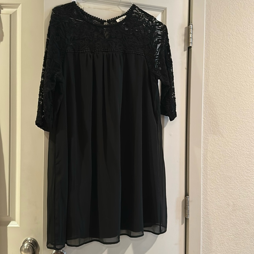 Woman’s black XL dress. Lace sleeves. Polyesterter